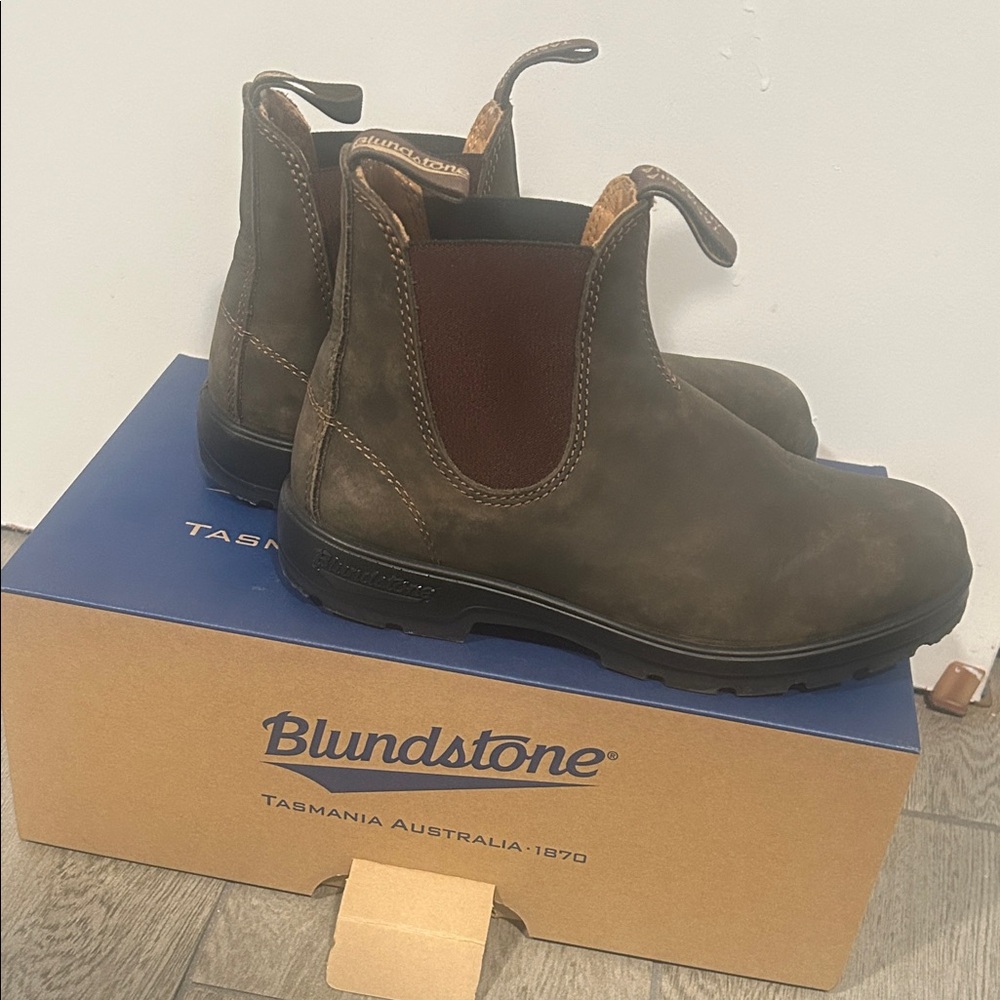 Blundstone Dark Brown Leather Ankle Boots only worn 3 times w extra insoles